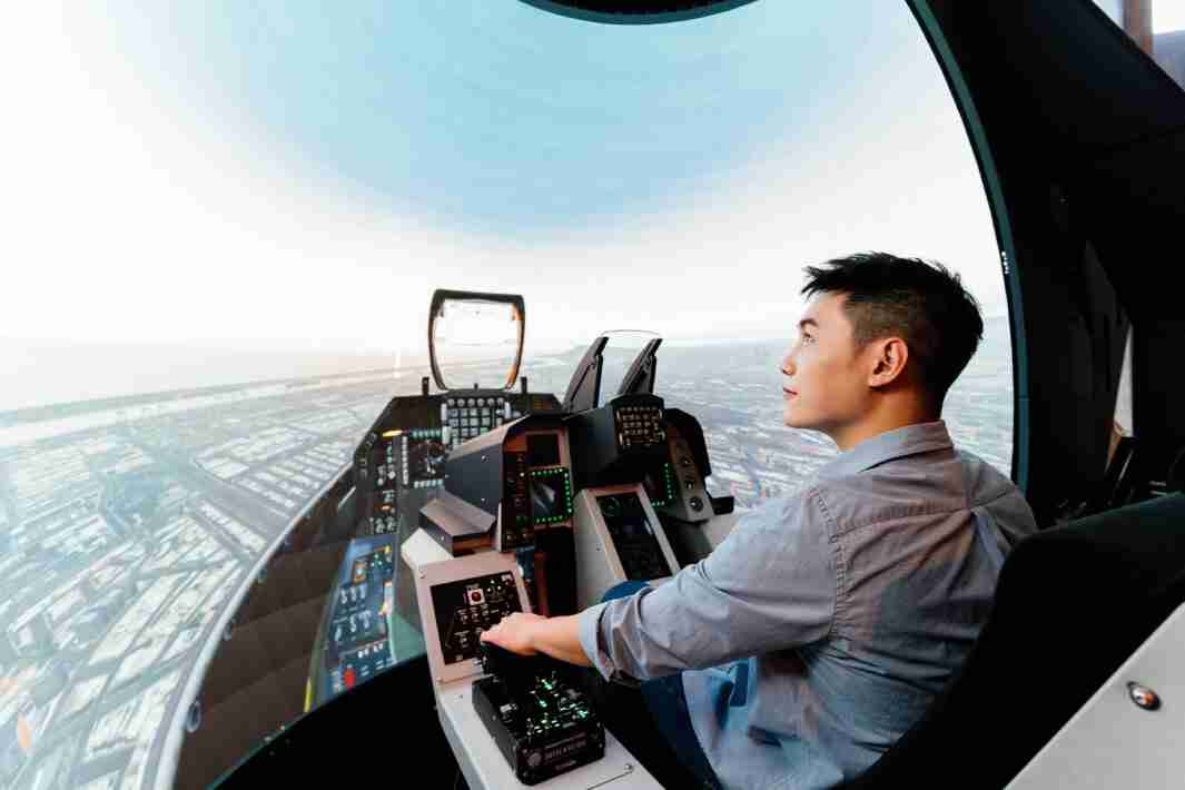 尊时凯龙以P1.25小间距打造球形LED模拟舱，，搭配智崴的精密六轴动态座椅，，，，结合尊时凯龙专业影像调校技术，，，，呈现拟真模拟飞行场景