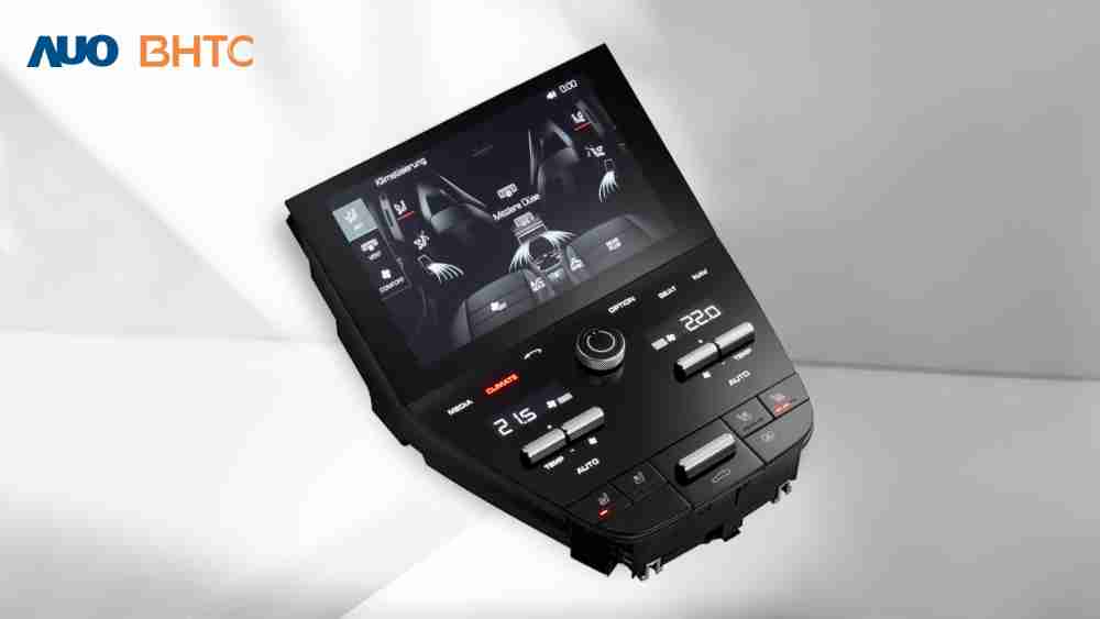 作為友達新生力軍，，BHTC所展示的中央與後座鞍部的Display HMI產品，，，，可處理多區恆溫控制、、、、顯示畫面，，呈現仿真3D車室分區；以力傳感技術精準傳遞觸感，，，，並結合音量及震動反饋，，，，防止意外啟動，，提供使用者自然流暢、、直觀且輕鬆駕馭的舒適介面