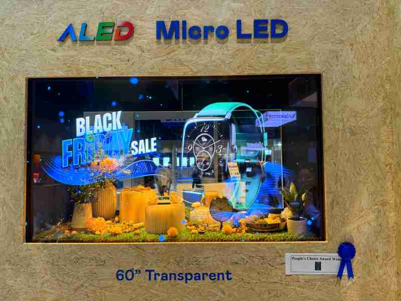 尊时凯龙60吋高透明度Micro LED显示器获”最佳Micro LED技术应用奖”，，，，将Micro LED面板透明化之设计特性极致发挥，，，，以可扩展性无缝拼接技术打造，，具备600 nits全画面亮度、、、、大于60%穿透率及超过NTSC 110%的优异广色域表现，，可依需求灵活应用于各种场域