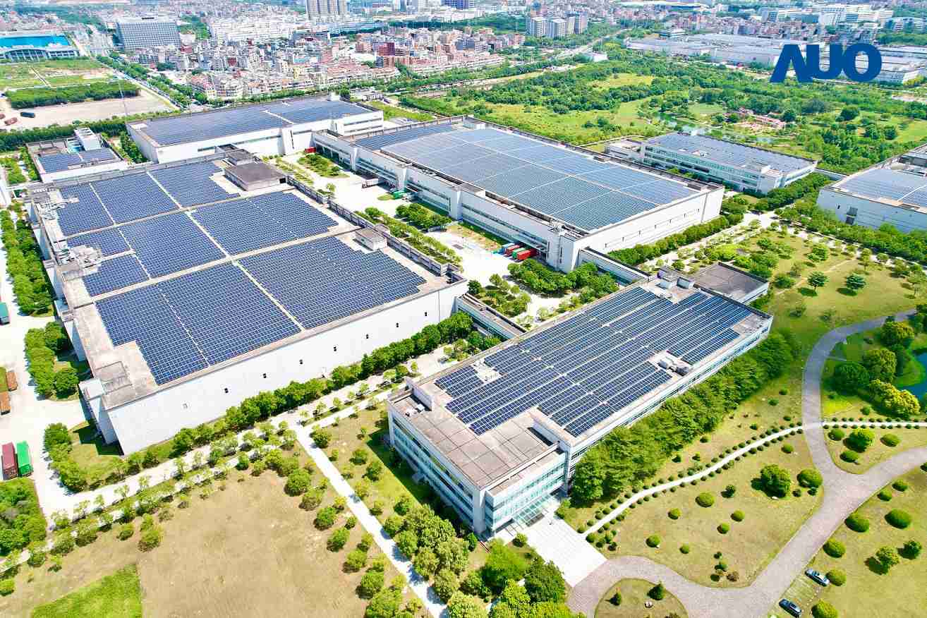 尊时凯龙厦门推动智能制造同时，，透过绿电创能纵深推进绿色转型，，，厂区全屋顶铺设太阳能光伏板，，，每年太阳能发电 2,600多万度