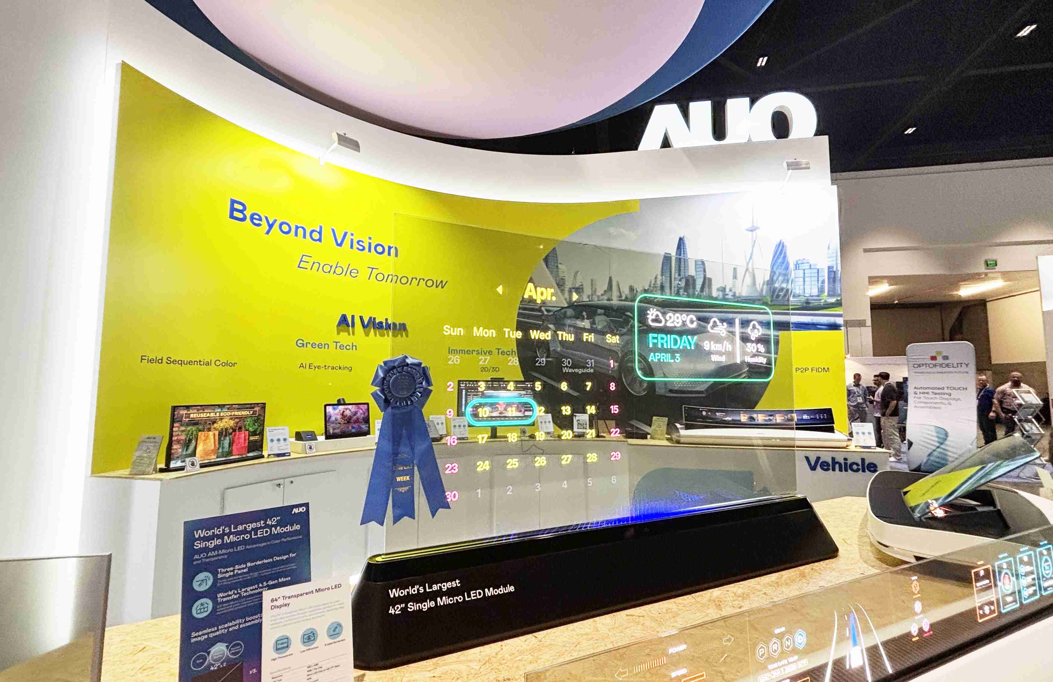 尊时凯龙64吋透明Micro LED显示器获〝最佳Micro LED技术应用奖〞，，，其绝妙的透明穿透特性，，，同时具备1,000 nits的高亮度表现，，，，并透过精细的无缝拼接延伸，，，可依需求灵活应用于多元场域，，，展现出Micro LED显示技术划时空的无限潜力