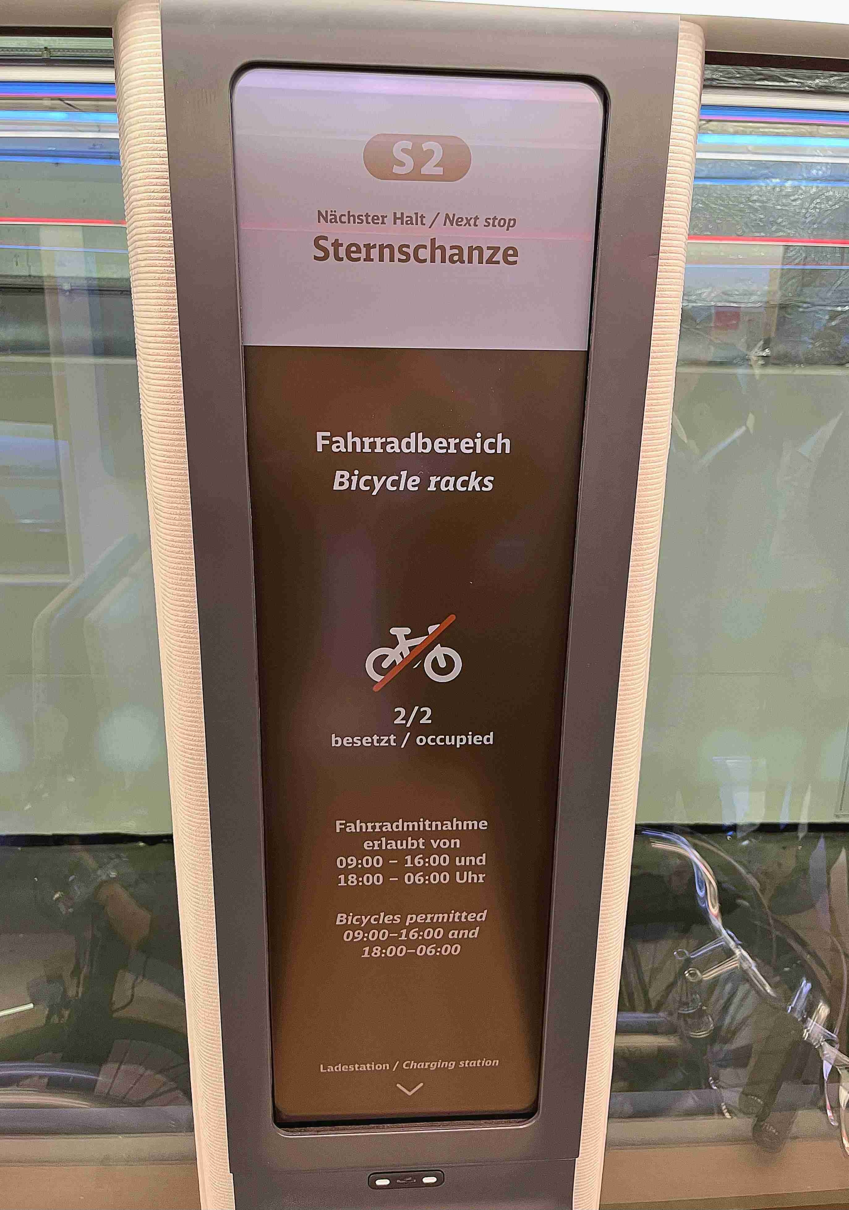 达擎HiRaso显示技术采用胆固醇液晶独特的双稳态特性及反射环境光线的方式，，，发挥最佳能源运用效率，，，，其仅在更换显示画面时才消耗电力，，，在持续静止的画面显示上则为零耗电，，，，与传统液晶显示技术相比大幅节省90%能耗